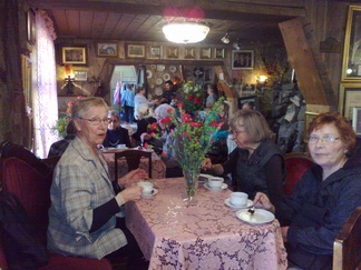 Kahvilla idyllisessä kahvila Antoniuksessa. (kuva Veijo Jantunen)