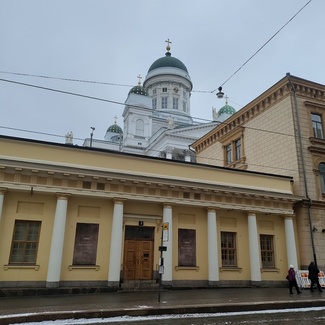 ... no, eihän se Rahamuseo Suomen Pankin talossa ollutkaan, vaan Suomen ensimmäisen postin entisissä tiloissa. Sama osoite harhautti meitä, mutta ehdittiinpä vähään enemmän ihailemaan empire-Helsinkiä.